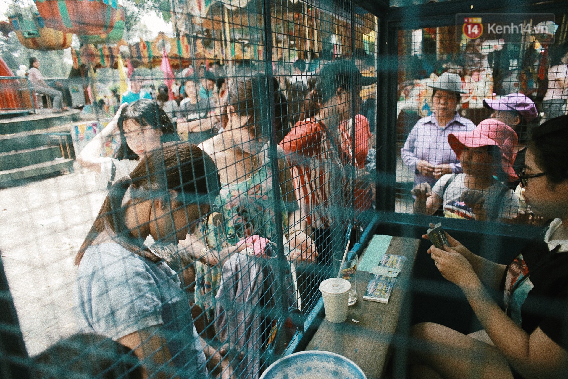 Nghỉ lễ 30/4, người dân Hà Nội đổ xô đến Công viên Thủ Lệ vui chơi, nằm trên bãi cỏ trốn nóng